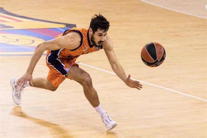 Archivo - Nikola Kalinic con Valencia Basket