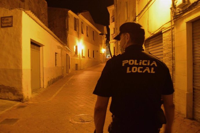Archivo - La policía detiene a un conductor por resistencia a la autoridad después de circular ebrio y a gran velocidad en Petrer (Alicante)