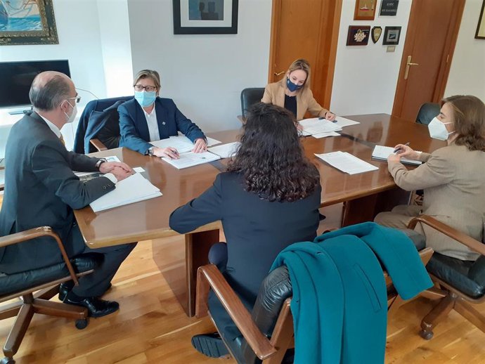 Reunión de la conselleira do Mar, el presidente de la APV y la presidenta de Portos de Galicia