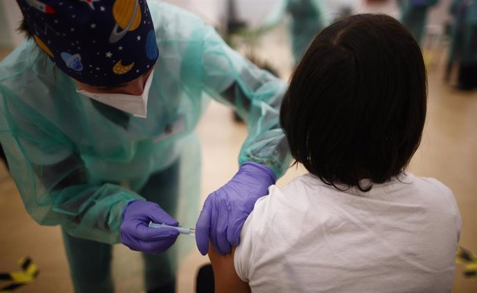 Una profesional farmacéutica recibe la vacuna contra la COVID-19, en la sede del Colegio Oficial de Farmacéuticos de Madrid (COFM), en Madrid (España), a 1 de marzo de 2021. 
