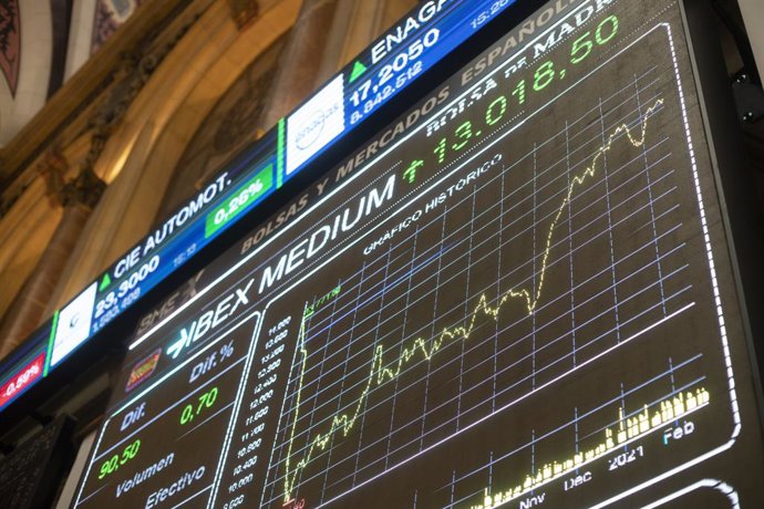 Valores económicos en el Palacio de la Bolsa de Madrid (España), a 19 de febrero de 2021. El Ibex 35 experimentaba un alza del 0,7% en la media sesión de este viernes, lo que llevaba al selectivo a situarse en los 8.114,6 enteros a las 12.01 horas, en u