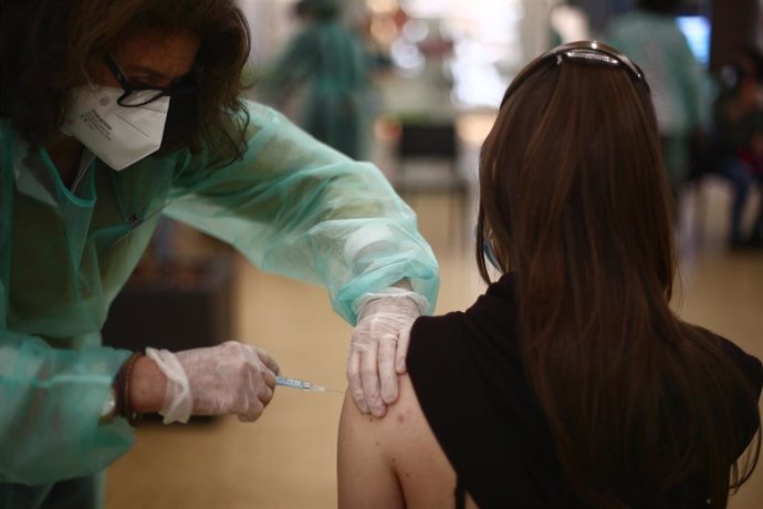Una profesional farmacéutica recibe la vacuna contra la COVID-19, en la sede del Colegio Oficial de Farmacéuticos de Madrid (COFM), en Madrid (España), a 1 de marzo de 2021.