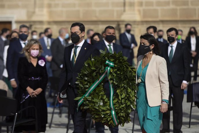 El presidente de la Junta de Andalucía, Juanma Moreno junto a la presidenta Parlamento Andaluz, Marta Bosquet