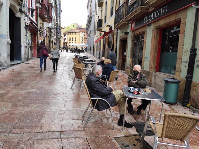 Archivo - Terrazas de hostelería en Oviedo con personas con mascarilla en las mesas.