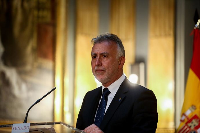 El presidente de Canarias, Ángel Víctor Torres, comparece en rueda de prensa en el Salón de los Pasos Perdidos del Senado, en Madrid, (España), a 19 de febrero de 2021. Torres ha participado en una Ponencia de estudio en el Senado sobre la insularidad y