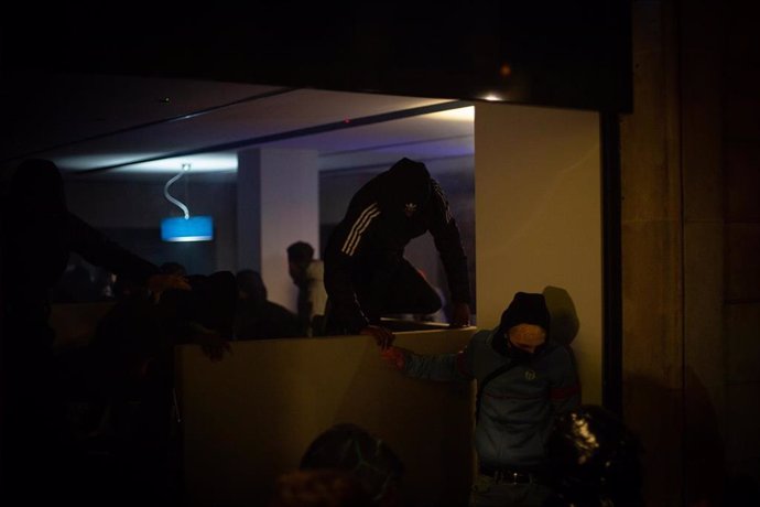 Violentos asaltan una oficina de banco tras una manifestación contra el encarcelamiento del rapero Pablo Hasel