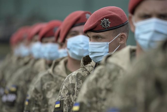 Archivo - Tropas ucranianas llevan mascarilla por la pandemia del coronavirus en unos ejericicios militares llevados a cabo en la ciudad de  Yavoriv, al oeste del país.