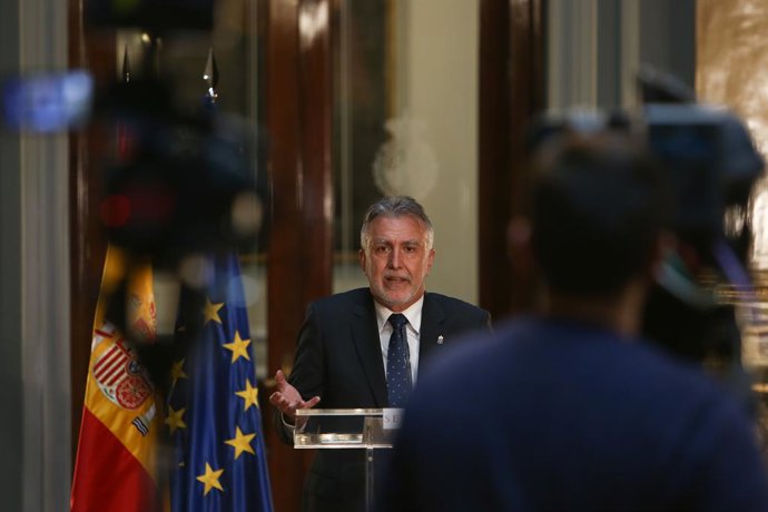El presidente de Canarias, Ángel Víctor Torres, comparece en rueda de prensa en el Salón de los Pasos Perdidos del Senado, en Madrid, (España), a 19 de febrero de 2021. Torres ha participado en una Ponencia de estudio en el Senado sobre la insularidad y