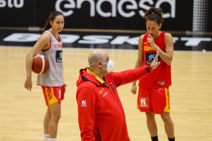 Archivo - Lucas Mondelo dando instrucciones durante un entrenamiento de la selección española femenina de baloncesto