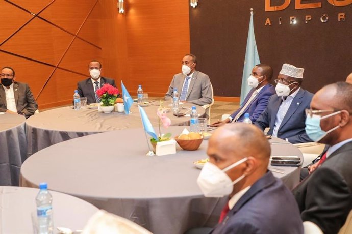 El primer ministro de Somalia, Mohamed Husein Roble (tercero por la izquierda) encabeza una reunión con la oposición parte del diálogo político de cara a organizar elecciones presidenciales en el país africano.