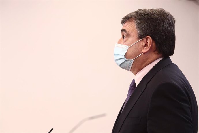 El portavoz parlamentario del PNV, Aitor Esteban, responde en una rueda de prensa posterior a una reunión de la Junta de Portavoces en el Congreso de los Diputados, en Madrid (España), a 16 de febrero de 2021.