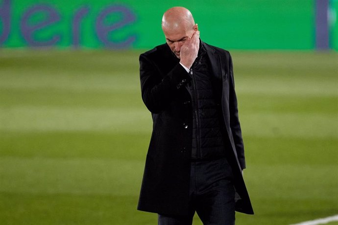 Zinédine Zidane se lamenta durante el partido entre el Real Madrid y la Real Sociedad