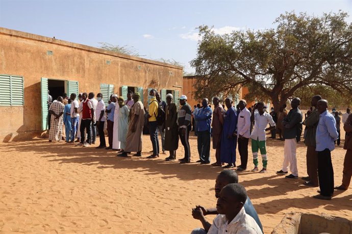 Un grupo de personas hacen cola para votar en la segunda vuelta de las elecciones de Níger el pasado 22 de febrero.