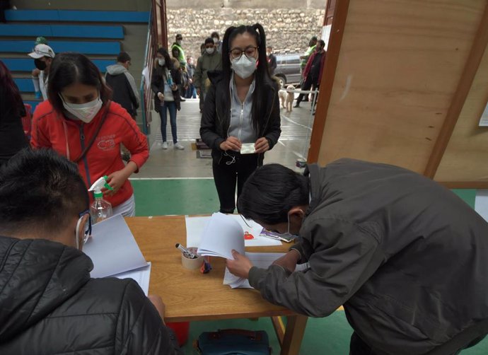 Archivo - Un grupo de personas acude a su colegio electoral en La Paz, durante las elecciones generales de Bolivia, celebradas en octubre de 2020.
