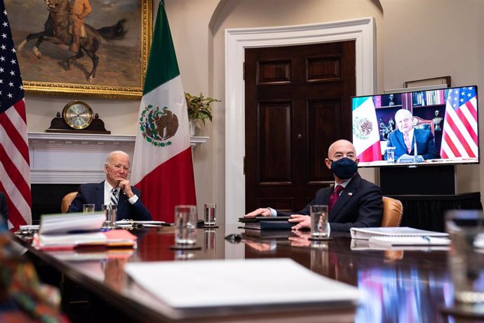 El presidente de Estados Unidos, Joe Biden, y el secretario de Seguridad Nacional, Alejandro Mayorkas, conversan por videollamada con el presidente de México, Andrés Manuel López Obrador.