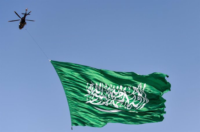 Archivo - 23 September 2020, Saudi Arabia, Riyadh: A Saudi helicopter flies with the Saudi flag as above Riyadh during the Saudi National Day celebrations. Photo: -/Saudi Press Agency/dpa