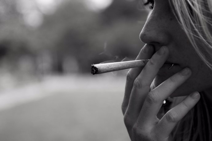 Archivo - Chica fumando un porro
