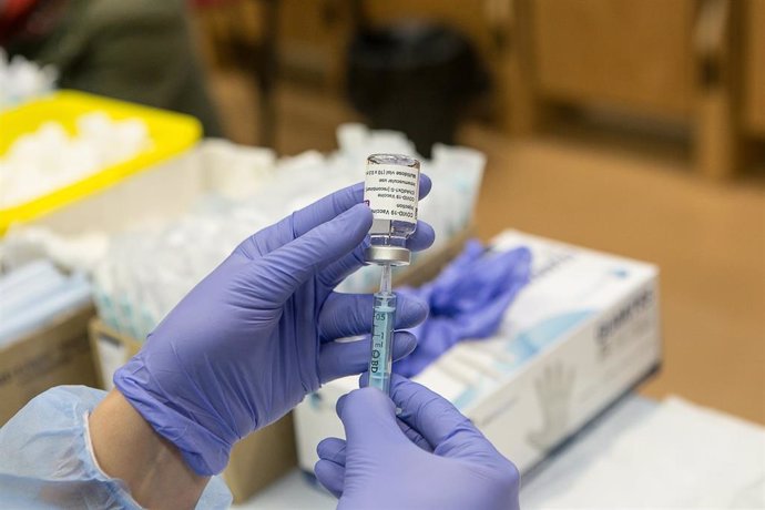 Una profesional sanitaria sostiene un vial de la vacuna AstraZeneca contra la COVID-19.