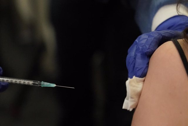 Una profesional sanitaria del sector privado recibe la vacuna contra la COVID-19 