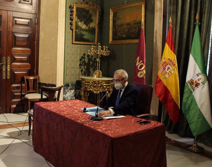 Archivo - Sevilla.-El Ayuntamiento aprueba contratos por un millón de euros para dotar de EPI a la plantilla durante 2021