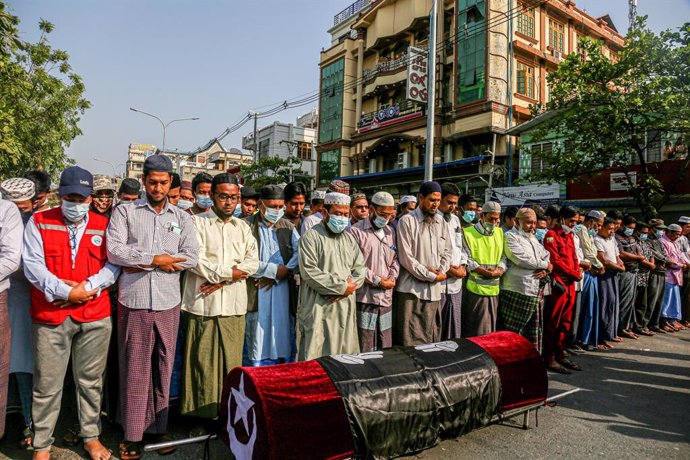 01 March 2021, Myanmar, Mandalay: People pray for the body of a Muslim woman, Daw Dasi, who was shot dead by the Myanmar Security Forces on 28 February, during her funeral. Myanmar Security Forces fire rubber bullets, real bullets, tear gas and sound bo