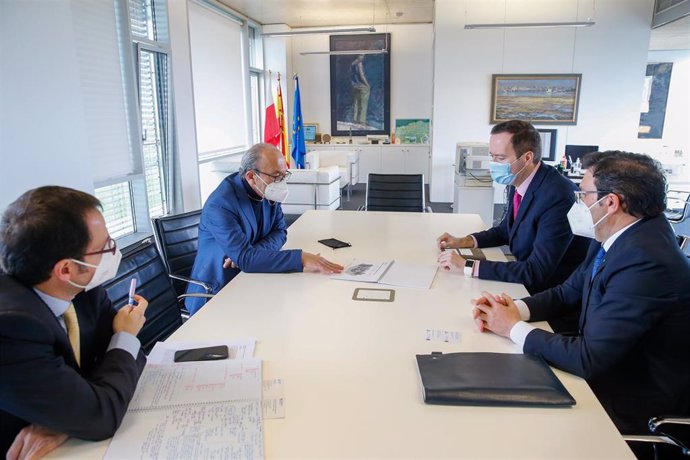 El director de Industria, Daniel Alvear ,y el consejero, Javier López Marcano ,en la reunión con los representantes de la empresa