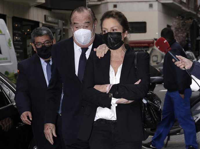 Fernando Fernández- Tapias ha llegado a los juzgados con su mujer, Nuria González