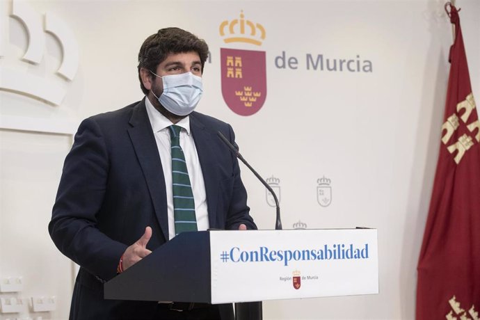 Archivo - El presidente del Gobierno regional, Fernando López Miras, en la rueda de prensa
