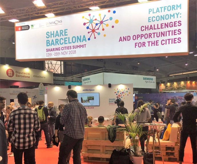 La Cumbre internacional Sharing Cities es un punto de encuentro sobre economías colaborativas, donde se reúnen expertos, representantes, plataformas, tercer sector e investigadores. El año 2018, Barcelona fue la anfitriona.