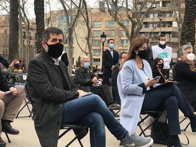 Archivo - La candidata de Junts a les eleccions catalanes, Laura Borràs, amb el secretari general del partit, Jordi Sànchez