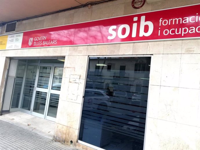 Archivo - Oficina del SOIB en la calle Miquel Marqués de Palma (imagen de archivo).