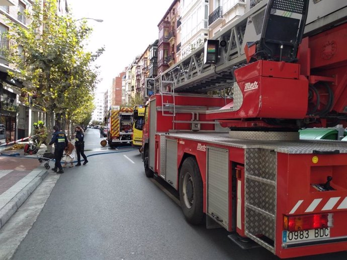 Archivo - Policía Local y Bomberos de Logroño asisten a un varón afectado por un incendio en su vivienda en Avenida de Portugal
