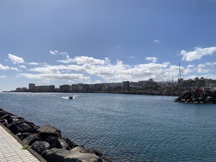 Muelle deportivo de Las Palmas de Gran Canaria, en el Puerto de Las Palmas, con la capital grancanaria al fondo