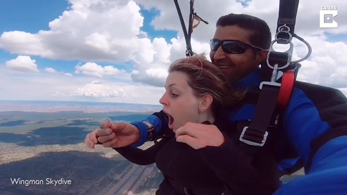 Este hombre pide matrimonio a su novia mientras se tiran desde 13.000 pies de altura en paracaídas