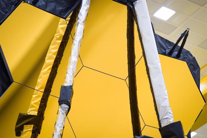 Tras la conclusión de las recientes pruebas históricas del Telescopio Espacial James Webb, los equipos de ingeniería han confirmado que el observatorio sobrevivirá tanto mecánica como electrónicamente a los rigores anticipados durante el lanzamiento.