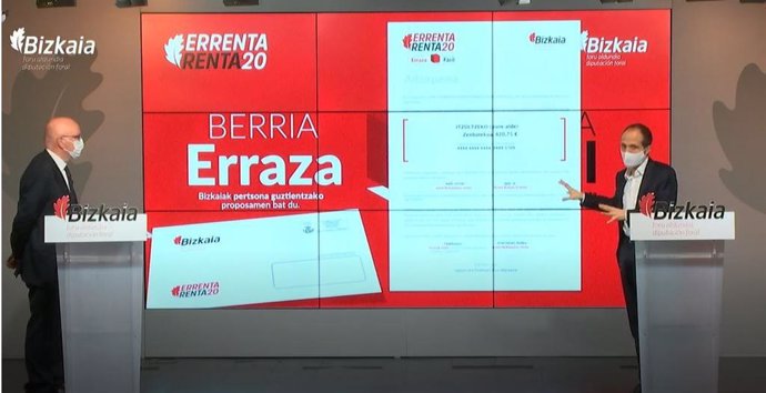 El diputado foral de Hacienda y Finanzas, José María Iruarrizaga, y el director general de Hacienda, Iñaki Alonso, explican las novedades del nuevo modelo de presentación de la campaña de renta de 2020.