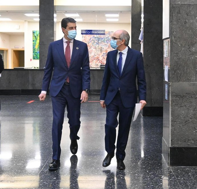 El consejero de Presidencia, Ángel Ibáñez (i), y el presidente de la Diputación de Salamanca, Javier Iglesias (d), en la institución salmantina.