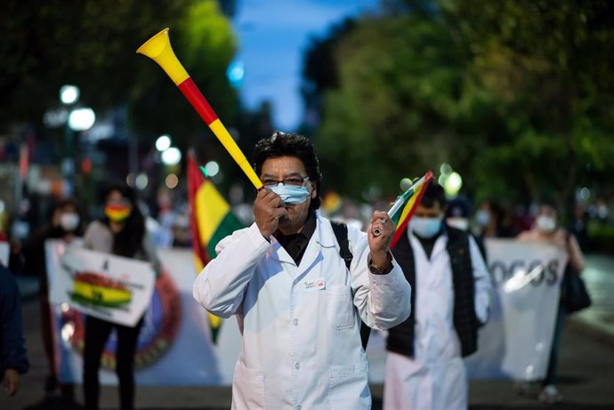 Un profesional sanitario de Bolivia participa en una manifestación contra la Ley de Emergencia Sanitaria en La Paz. 