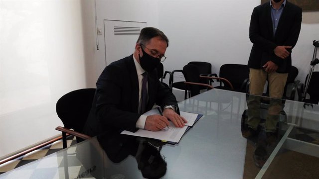 El conseller de Movilidad y Vivienda, Josep Marí, firma la primera resolución de expropiación de viviendas de grandes propietarios en Baleares.