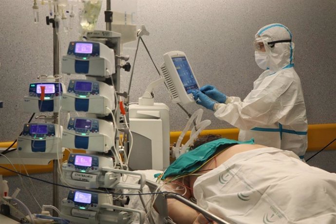 Un paciente con covid en la UCI del Hospital Reina Sofía.