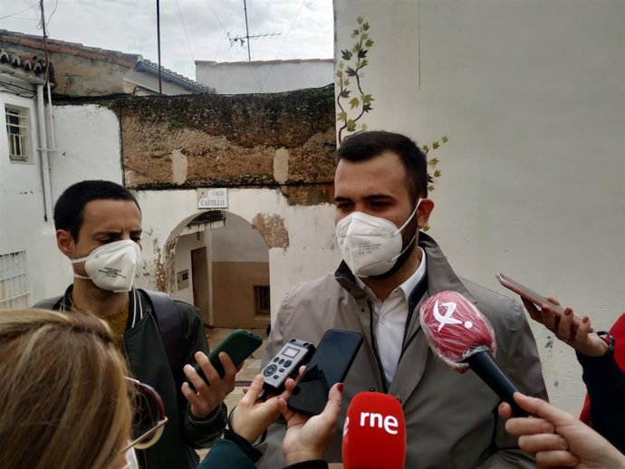 El alcalde de Cáceres, Luis Salaya, en un encuentro con los medios