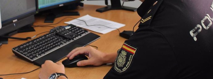 Un agente de la Policía Nacional en tareas de investigación