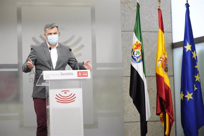 El portavoz de Empleo del Grupo Socialista en la Asamblea de Extremadura, Juan Antonio González, en rueda de prensa para valorar los datos de paro en febrero en la región