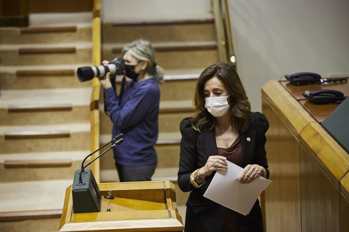 La consejera de Gobernanza Pública y Autogobierno, Olatz Garamendi, en el pleno del parlamento vasco, en Vitoria