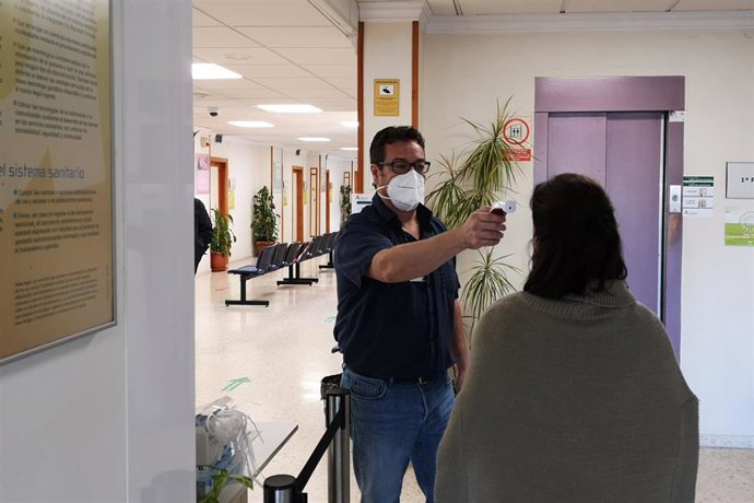 Archivo - Foto de archico del Área Sanitaria Serranía de Málaga refuerza las medidas de seguridad frente a la Covid-19 en los centros de salud de Ronda mediante el control de accesos