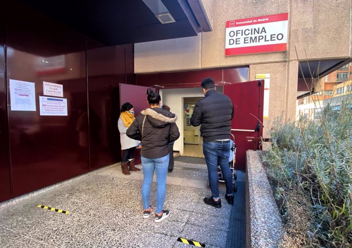 Archivo - Varias personas frente a una oficina de empleo en Madrid 
