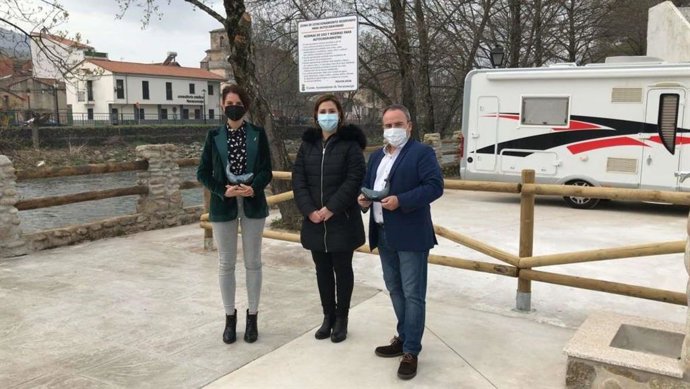 La consejera de Cultura, Turismo y Deportes, Nuria Flores, junto a la alcaldesa de Navaconcejo, Cristina Isabel Alonso, y el director general de Turismo, Francisco Martín Simón, en la visita a la nueva área de servicios para autocaravanas en Navaconcejo