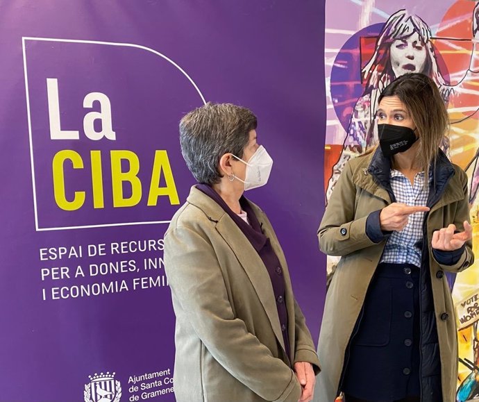 (I-D) La Delegada Del Gobierno En Catalunya, Teresa Cunillera, Y La Alcaldesa De Santa Coloma De Gramenet (Barcelona), Núria Parlon, En Una Visita A Un Centro Para Mujeres