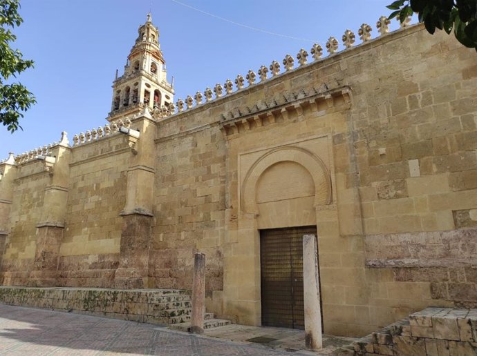 Una de las puertas de acceso a la Mezquita de Córdoba, ahora cerrada a los turistas a causa de la pandemia.