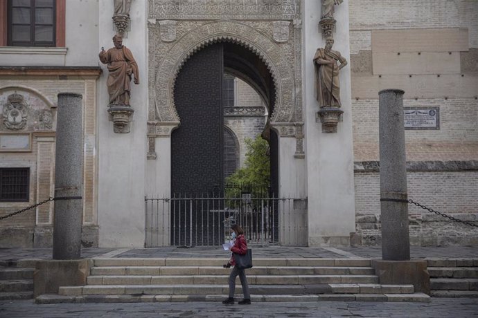 Archivo - Puerta de la Catedral de Sevilla hacia el Patio de los Naranjos